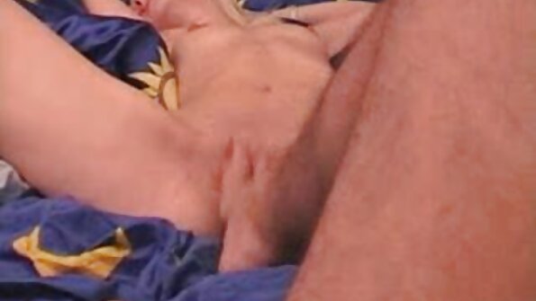 ದೊಡ್ಡ ನೈಸರ್ಗಿಕ ಚೇಕಡಿ ಹಕ್ಕಿಯನ್ನು ಹೊಂದಿರುವ ಬಸ್ಟೀ ಸ್ಲಟ್ ಅವಳ ಯೋನಿಯನ್ನು ವಿಸ್ತರಿಸುತ್ತಿದೆ